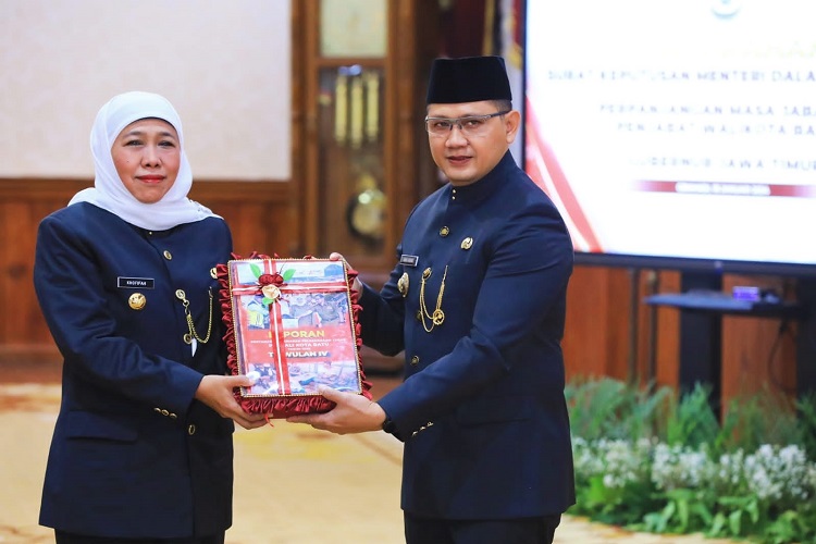 Gubernur serahkan SK Perpanjangan Masa Jabatan Pj Walikota Batu. SP/ Biro Adpim Pemprov Jatim