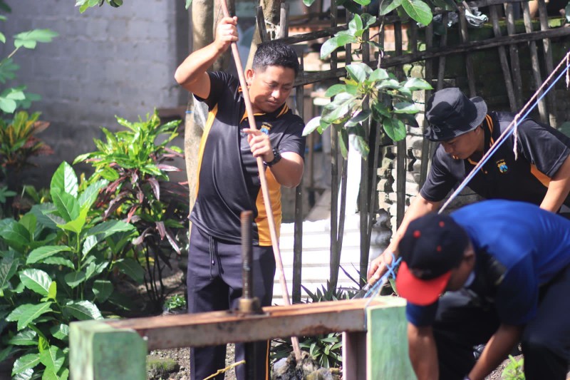 Kapolres Blitar Kota AKBP Danang Setiyo Pambudi saat kerja bakti bersama masyarakat. SP/Lestariono 