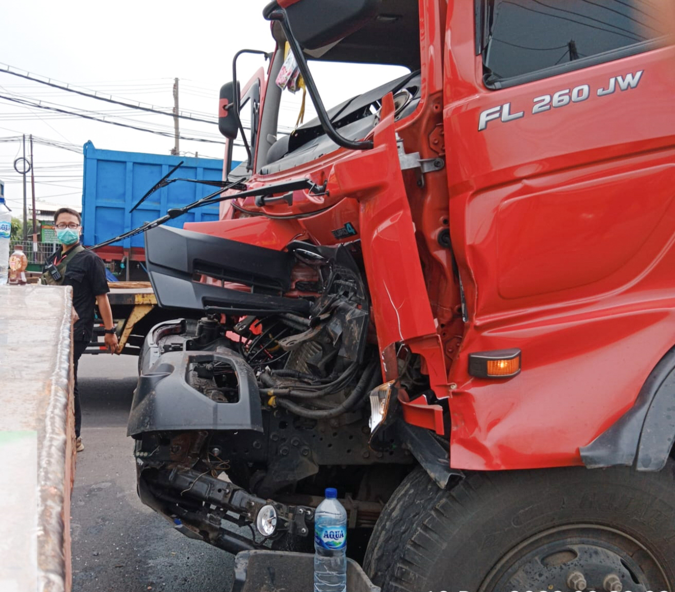 Kondisi truk Hino usai menabrak dua truk lain.