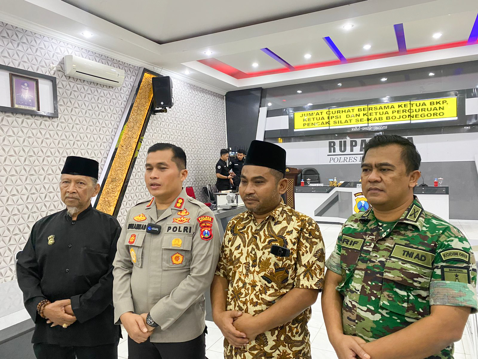 Kapolres Bojonegoro AKBP Muhammad saat memberikan keterangan. Jumat (06/01/2022). SP/Ariandi.