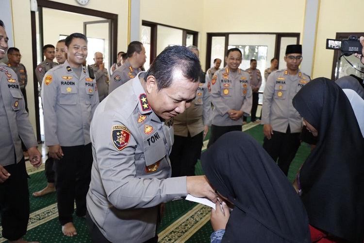 Kapolda Jatim Irjen Pol Dr. Toni Harmanto, M.H saat menyempatkan diri melaksanakan salat dzuhur berjamaah di Masjid Al-Asykar dan dilanjutkan dengan pemberian santunan kepada anak yatim piatu binaan Polres Situbondo. SP/ Ariandi