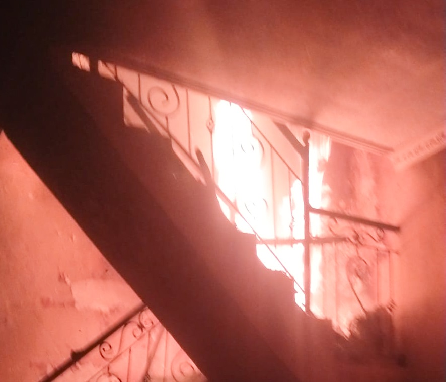 Kebakaran rumah dua lantai di jalan Babatan Pilang Selatan Blok O no. 8, Surabaya, Rabu (01/02/2023). SP/Ariandi.