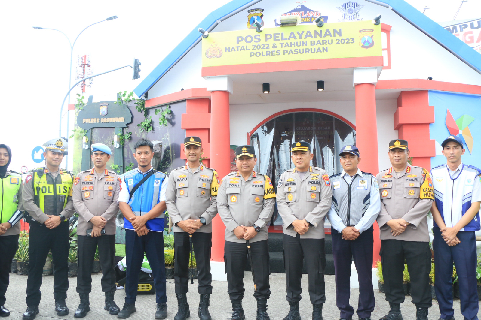 Kapolda Jatim bersama rombongan saat meninjau pos pelayanan Nataru di Pasuruan.