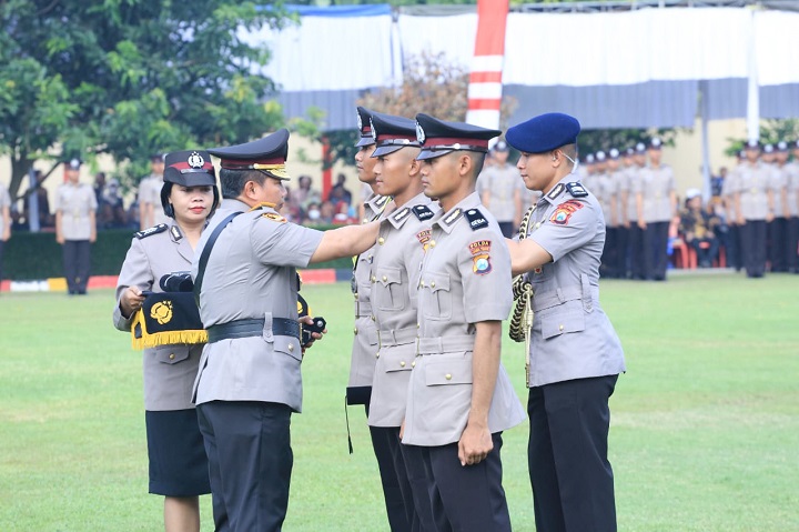 Kapolda Jatim Irjen Pol Toni secara langsung melantik 638 Bintara Polri baru. SP/Ariandi
