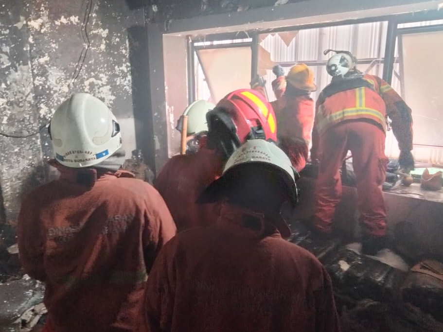 Petugas DPKP Surabaya saat memadamkan api kebakaran. Foto: SP/Ariandi.