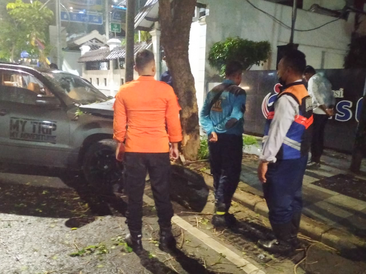 Mobil Suzuki S Cross yang menabrak pohon di jalan  Diponegoro, Surabaya, Kamis (05/01/2022). SP/Ariandi.