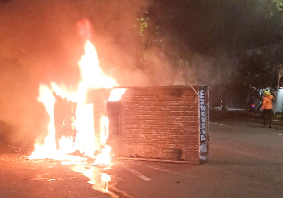 Mobil pick up terguling dan terbakar di Jalan Dupak, Gundih, Bubutan, Surabaya pada Sabtu (31/12/2022) malam. SP/Ariandi.