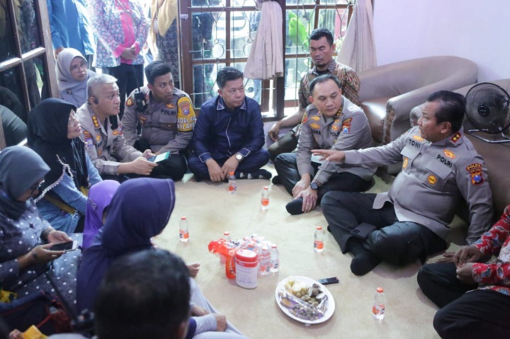 Kapolda Jawa Timur Irjen Pol Dr.Toni Harmanto,M.H bersama jajaran saat mendengarkan curhat di salah satu rumah warga. SP/Ariandi