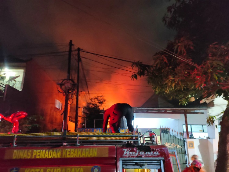 Petugas Damkar Kota Surabaya saat berusaha memadamkan api dilokasi kejadian. SP/ Ariandi