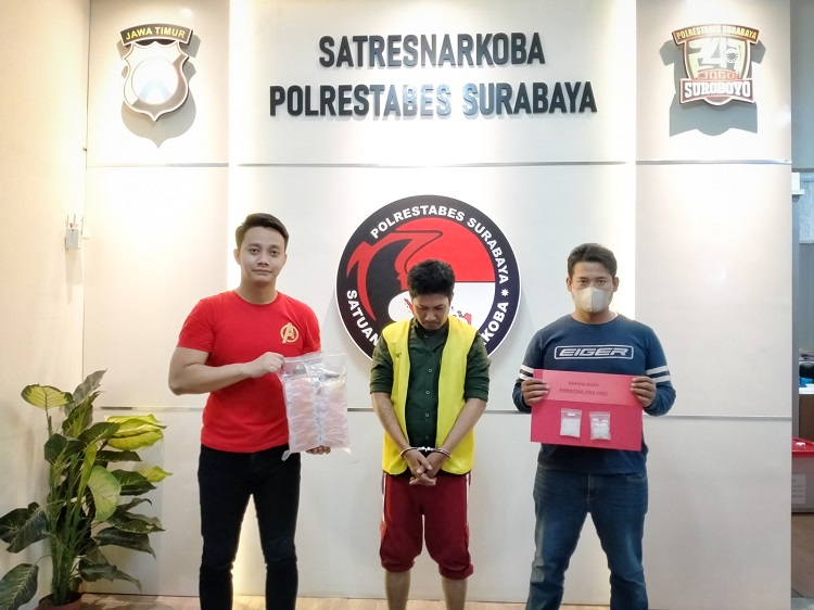 Satnarkoba Surabaya amankan pelaku pengedar sabu, inisial AH (44). SP/ Ariandi