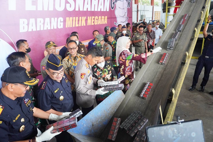 Pemusnahan jutaan batang rokok ilegal di TPA Tlekung Kecamatan Junrejo Kota Batu. SP/Ariandi