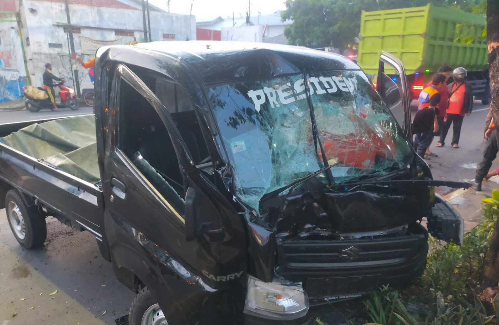 Kondisi mobil pick up Suzuki Carry usai menabrak pohon di Jalan Kedung Cowek No. 84, Surabaya, Rabu (21/12/2022).