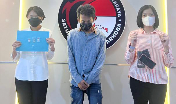 Tersangka dan barang bukti yang berhasil diamankan petugas kepolisian.