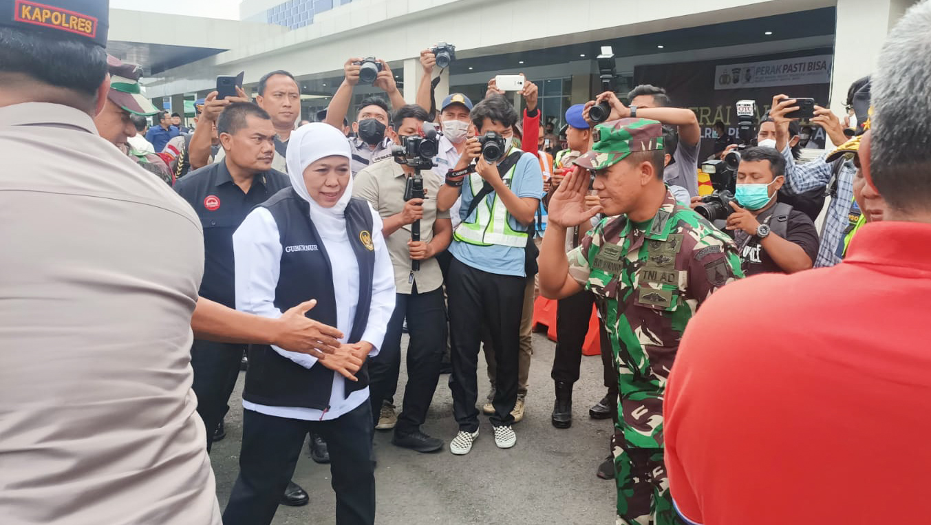 Gubernur Khofifah didampingi Dandim 0830/Surabaya Utara Kolonel Inf Budi Handoko saat mengunjungi Pos Terpadu Angkutan Laut Nataru di Pelabuhan Tanjung Perak pada Kamis (22/12/2022).