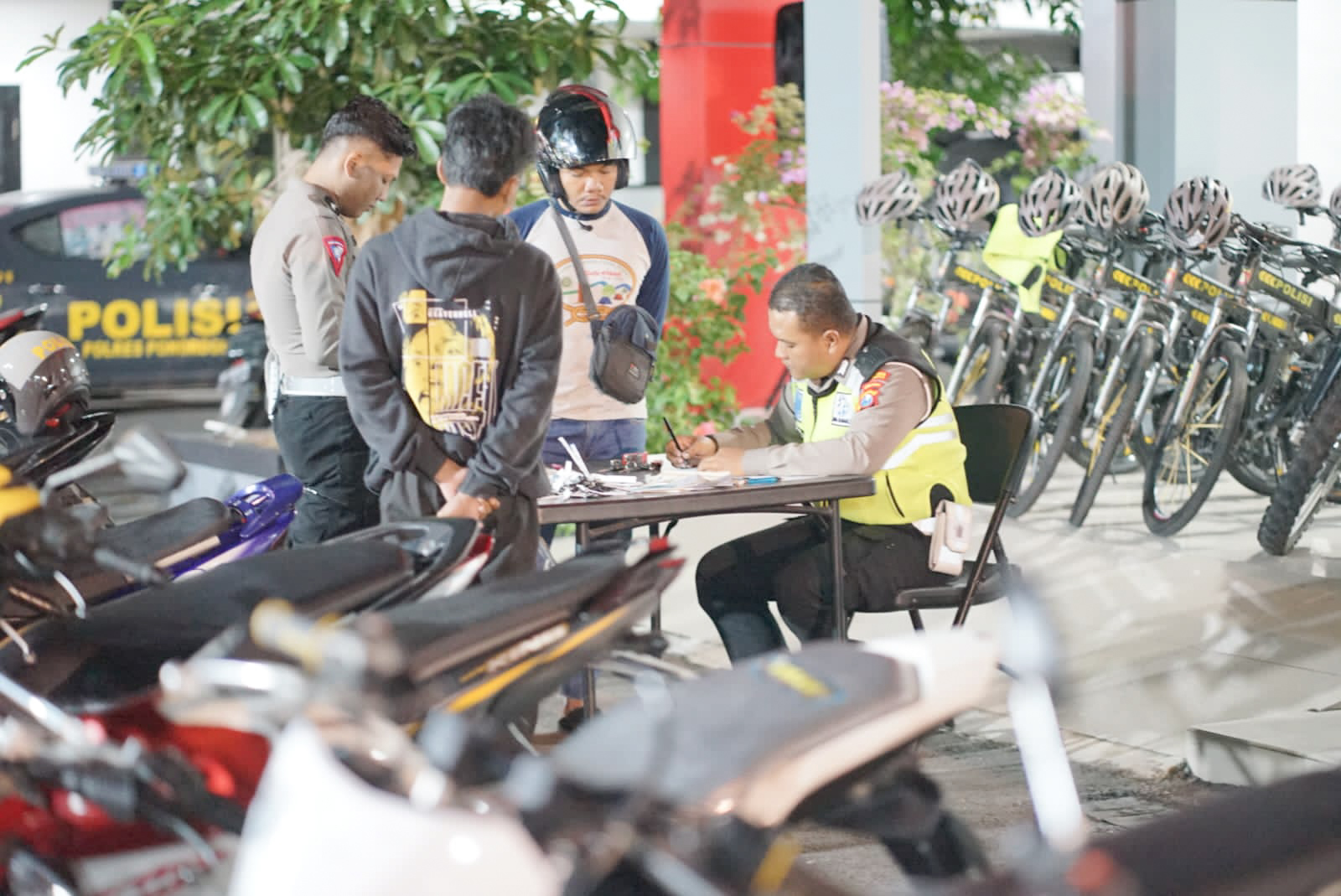 Puluhan motor yang dirazia oleh Satlantas Polres Ponorogo diamankan petugas di polres setempat. SP/Ariandi.