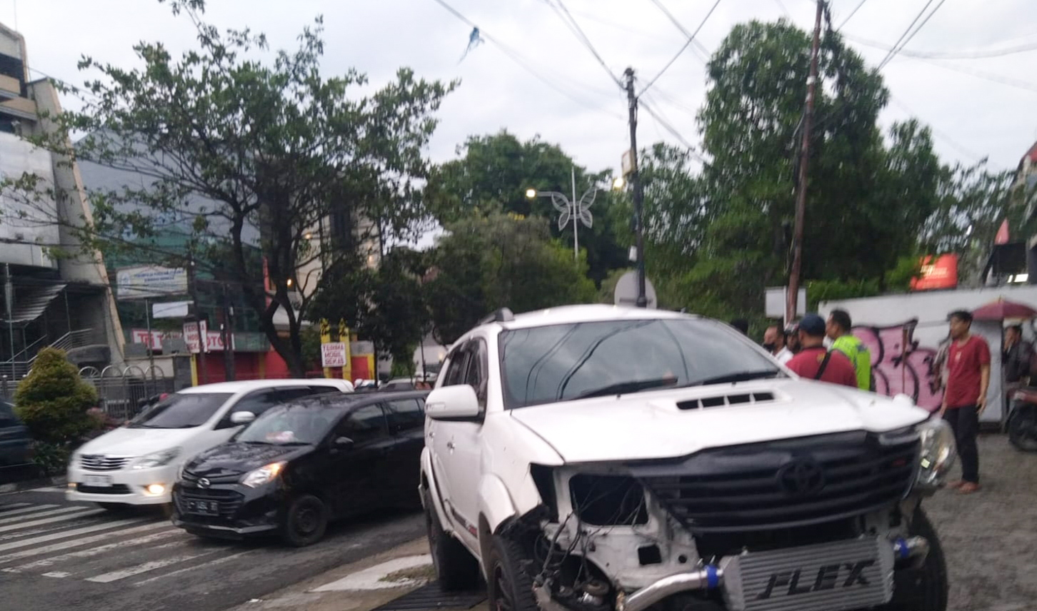 Mobil tabrak pohon hingga terbalik di Jalan Ngagel Jaya Selatan, Kota Surabaya, Jum'at (23/12/2022).