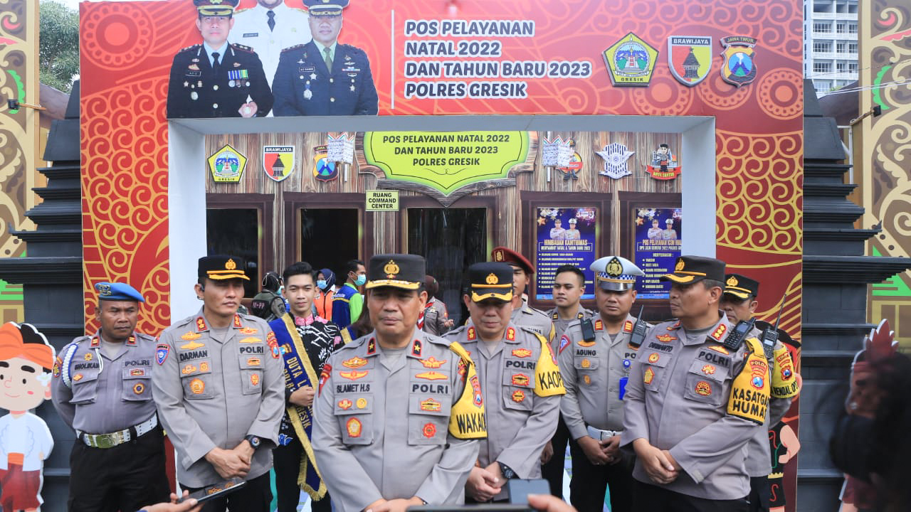 Kunjungan Wakapolda Jatim bersama PJU Polda Jatim ke Pos Pelayanan Nataru Polres Gresik, Rabu (28/12/2022).