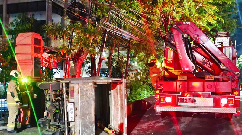 Petugas tim rescue saat mengevakuasi mobil pick up yang terbalik di Rungkut Puskesmas, Surabaya, Selasa (27/12/2022). SP/Ariandi.