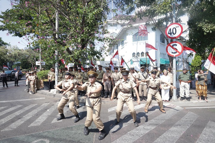 Aksi teatrikal di Gedung Polisi Istimewa Surabaya, pada Senin (21/08/2023). SP/Ariandi