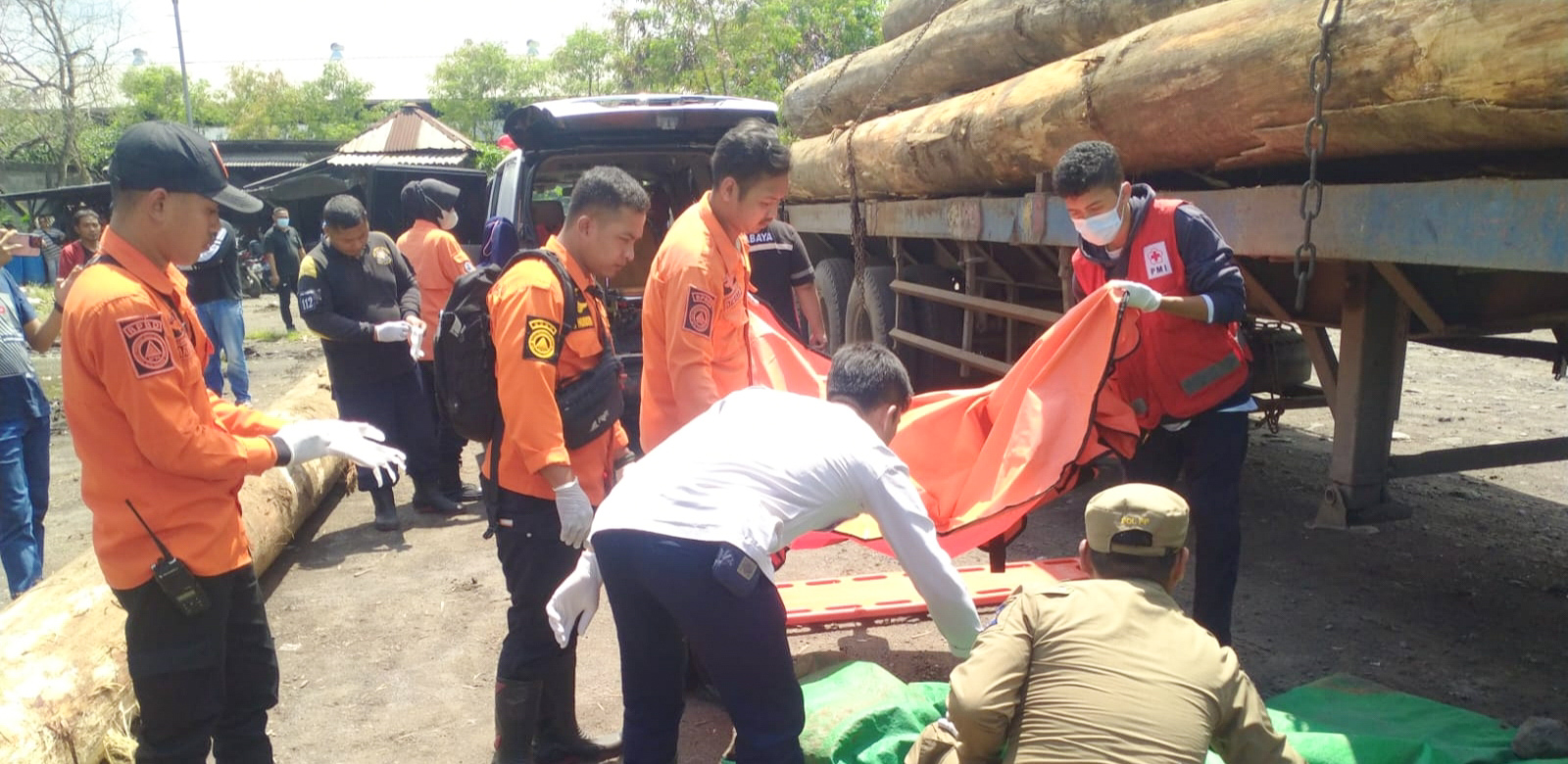 Korban tewas akibat tertimpa kayu gelondongan saat dievakuasi oleh petugas. SP/Ariandi.