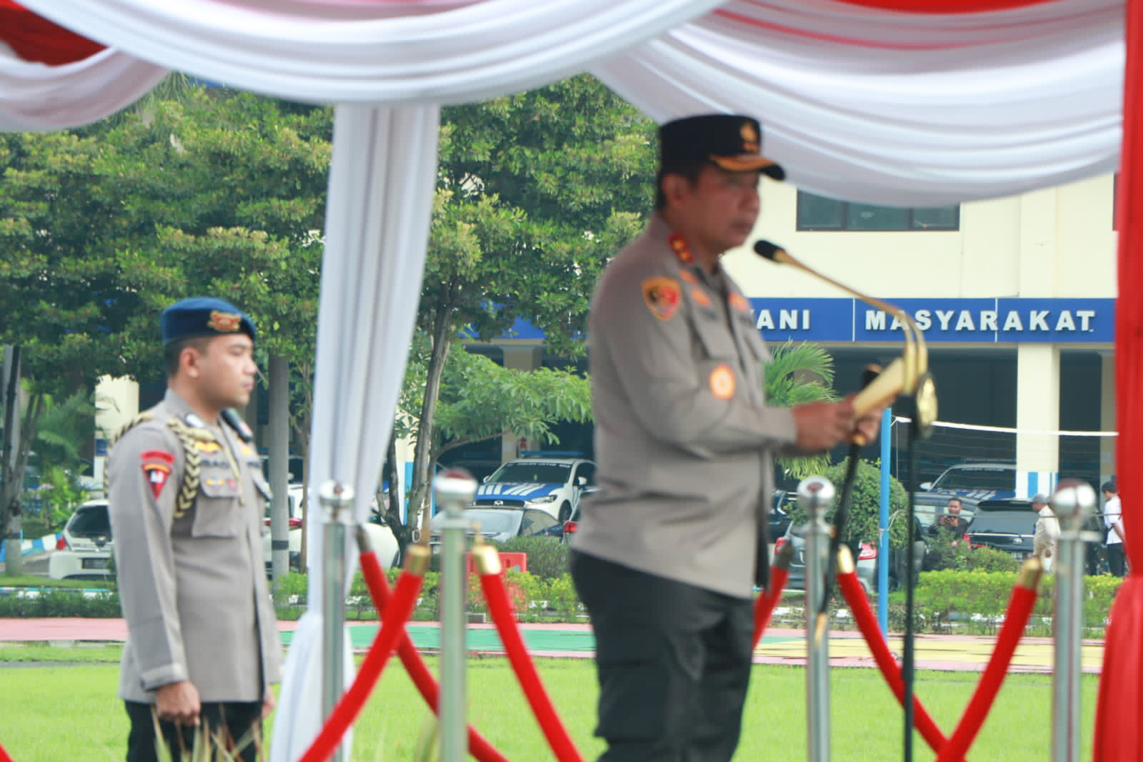 Kapolda Jatim Irjen Toni Harmanto saat memimpin upacara Peringatan HUT Satpam Ke-42 di lapangan upacara Mapolda Jatim, Senin (30/01/2023). SP/Ariandi.