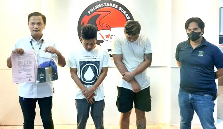 Kedua pelaku saat diamankan polisi. SP/Ariandi