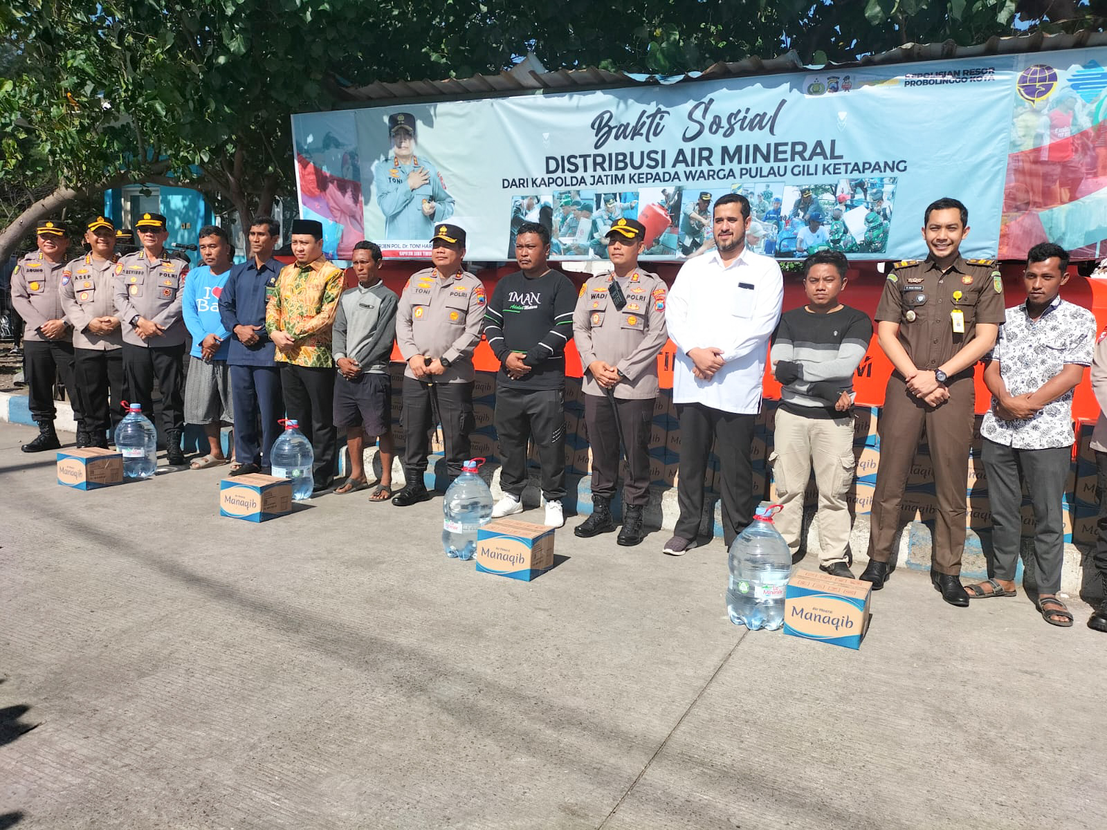 Pemberian bantuan air mineral kepada warga Gili Ketapang, Kecamatan Sumberasih, Kabupaten Probolinggo, Rabu (11/1/2023). SP/Ariandi.