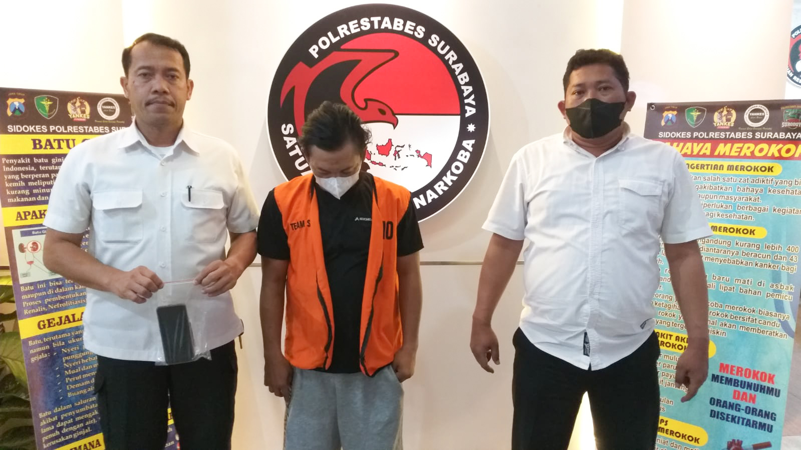 Tersangka peredaran sabu yang berhasil ditangkap anggota Satresnarkoba Polrestabes Surabaya. SP/Ariandi.