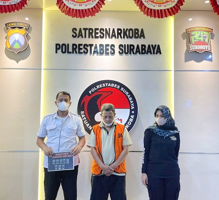 KS, pelaku pengedar narkoba saat diamankan polisi. SP/Ariandi