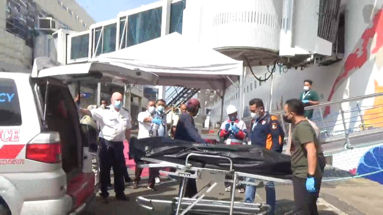 Proses evakuasi jenazah kru yang meninggal ke rumah sakit. SP/Ariandi.