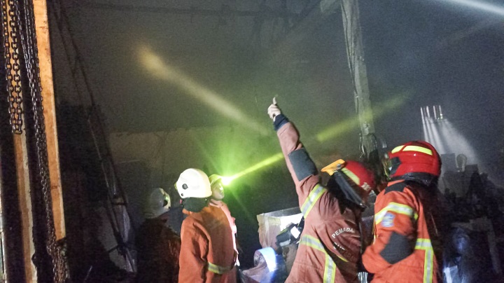 Petugas saat memadamkan api. SP/Ariandi