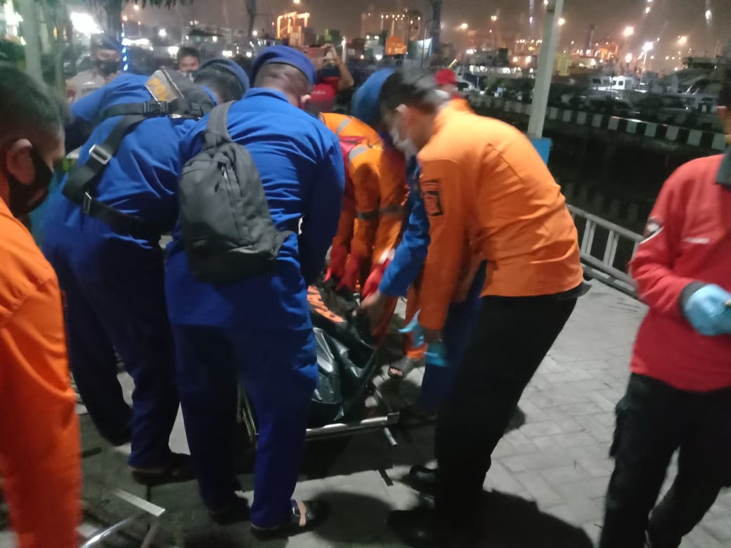 Proses evakuasi mayat perempuan di Teluk Lamong Surabaya, Sabtu (26/11/2022).