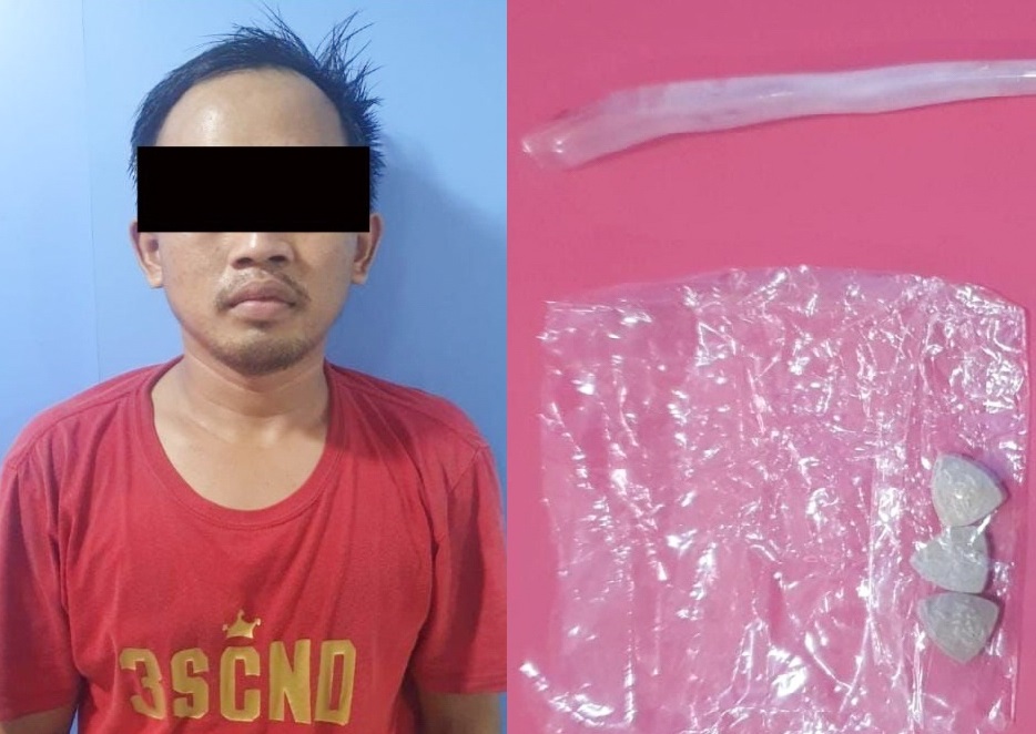 Tersangka dan barang bukti pil ekstaksi yang berhasil diamankan petugas kepolisian. SP/Ariandi.