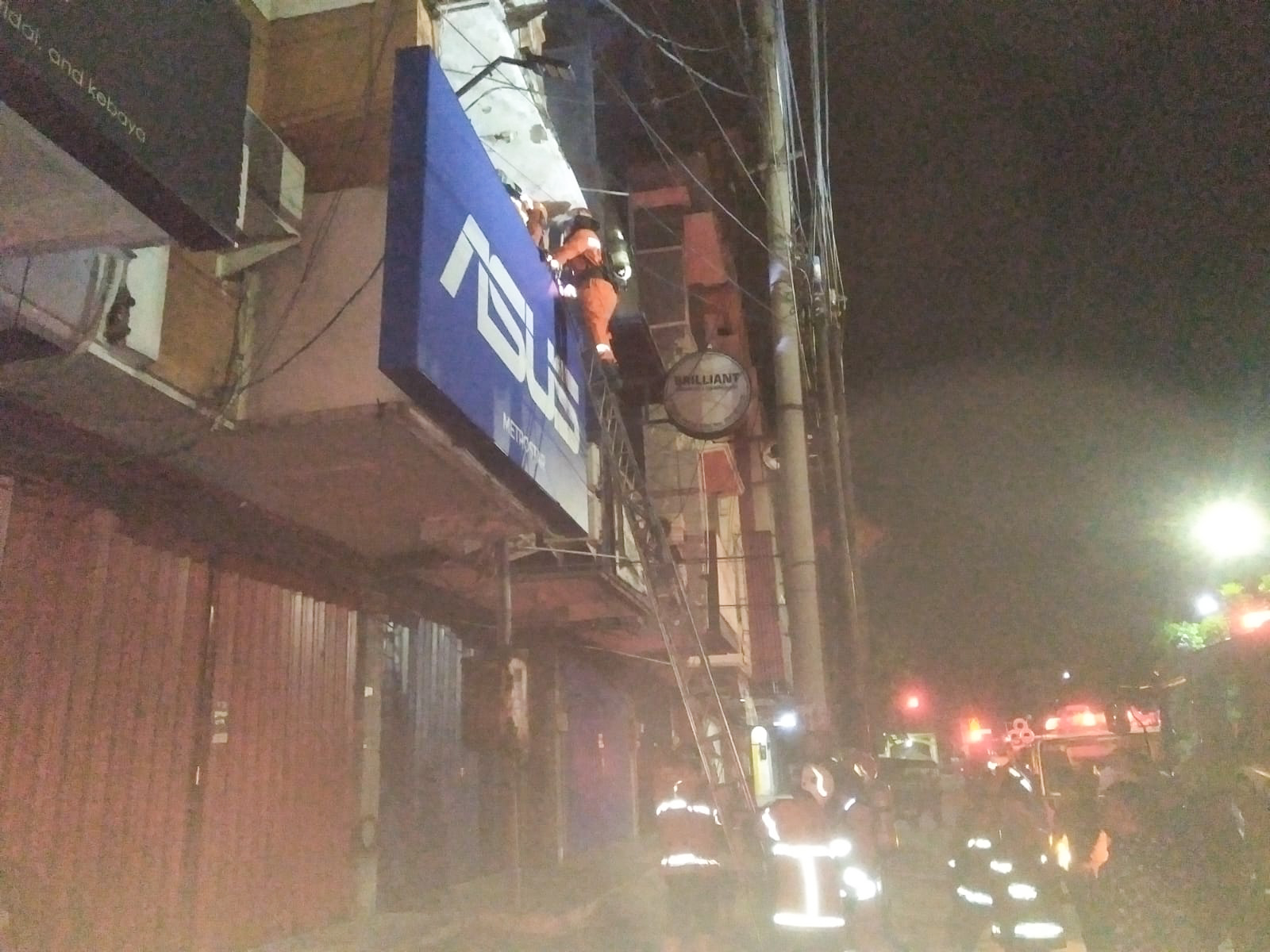 Petugas pemadam kebakaran saat berusaha memadamkan api kebakaran. SP/Ariandi.