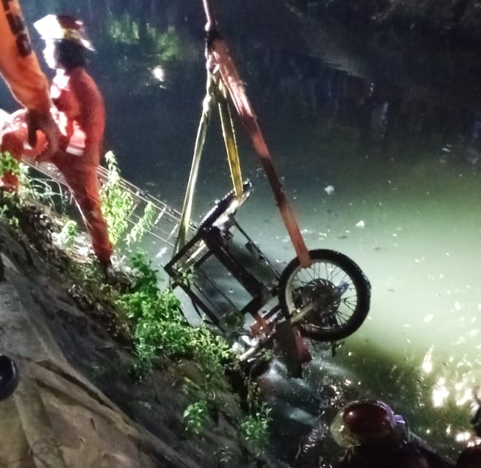 Proses evakuasi bentor yang tercebur ke dalam sungai jalan Wiguna Timur. SP/ Ariandi.