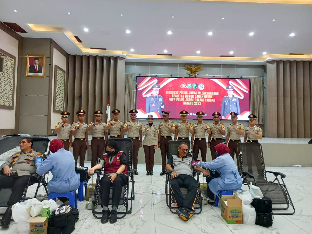 Kegiatan donor darah yang digelar di lingkungan Polda Jatim, Sabtu (31/12/2022). SP/Ariandi.