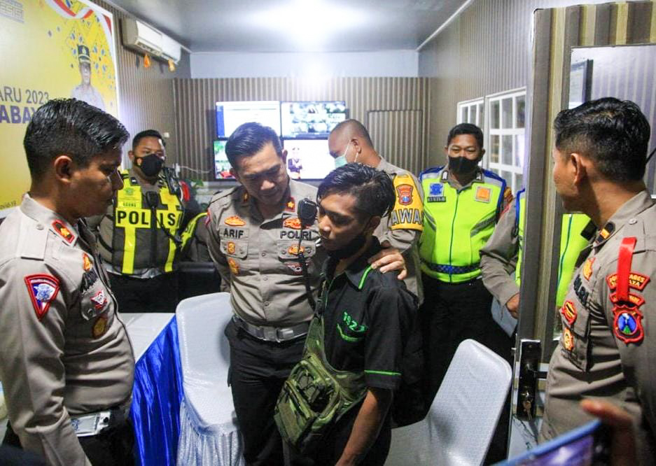 Pelaku penganiayaan yang berhasil diamankan petugas kepolisian. SP/Ariandi.
