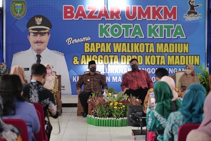 Wali kota Madiun H. Maidi membuka bazar UMKMdi kelurahan pangongangan dan Manguharjo . Serta membagikan sembako dan minyak goreng kepada warga. 