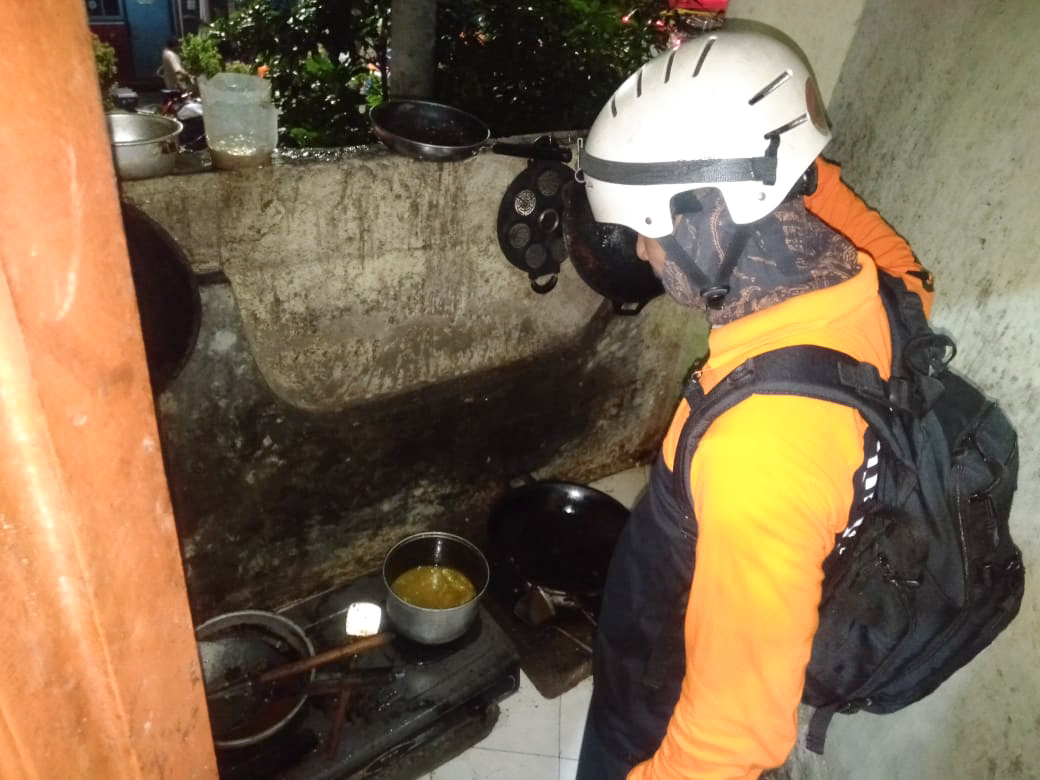 Petugas saat mengamankan lokasi dapur yang menjadi tempat kebakaran. SP/Ariandi.