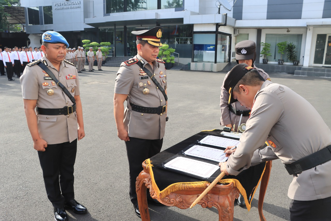 Prosesi upacara serah terima jabatan Wakapolrestabes Surabaya di Lapangan A Mapolrestabes Surabaya, Jum’at (13/01/2023). SP/Ariandi.