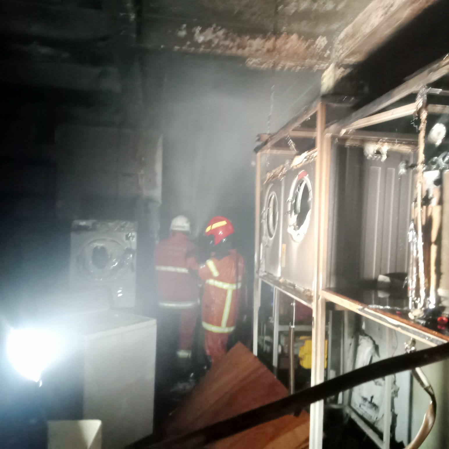 Petugas saat melakukan pembasahan di rumah laundry di Dukuh Kupang. Surabaya. Kamis (12/2/2023). SP/Ariandi.