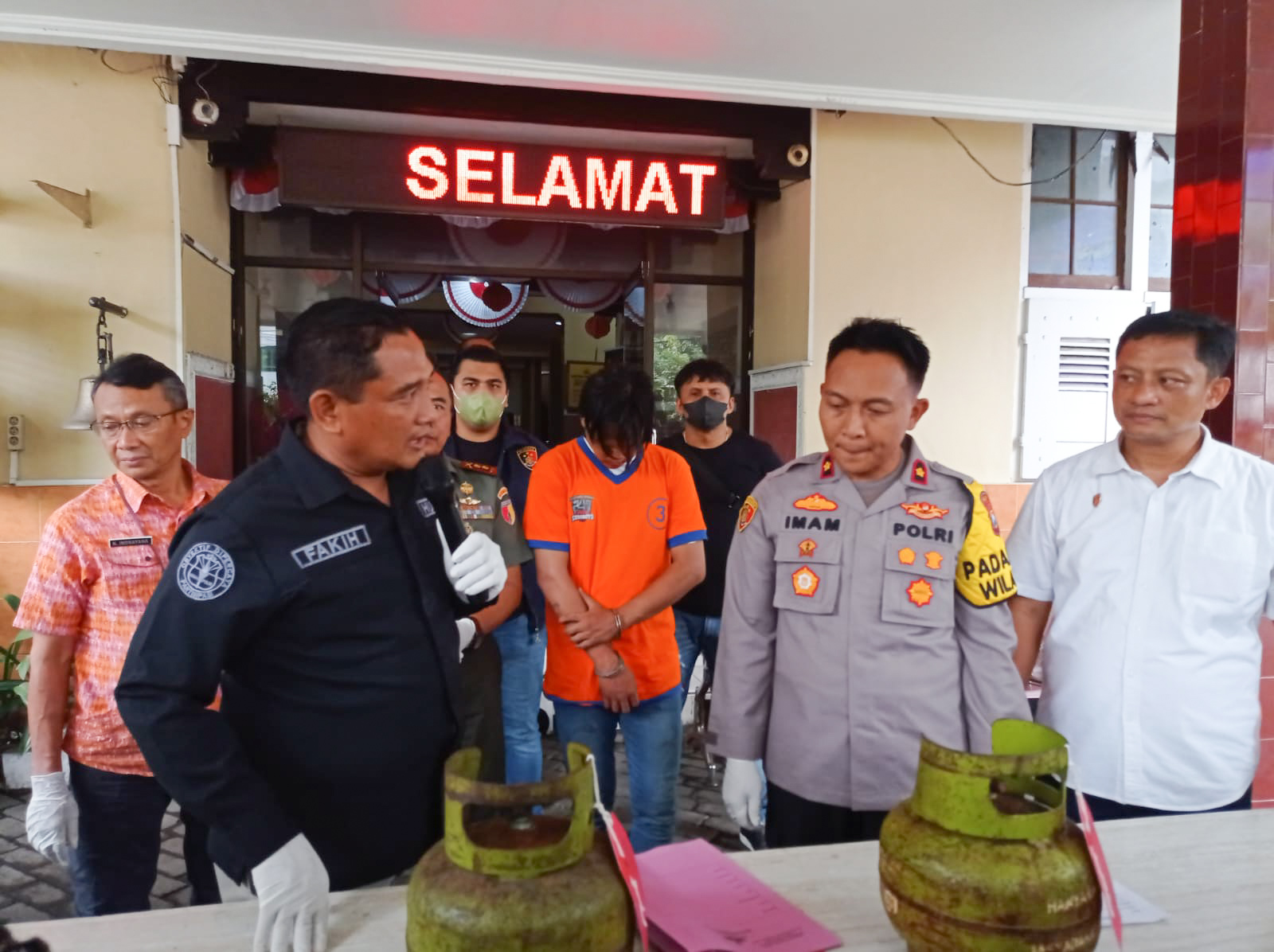 Tersangka dan barang bukti yang berhasil diamankan oleh polisi.