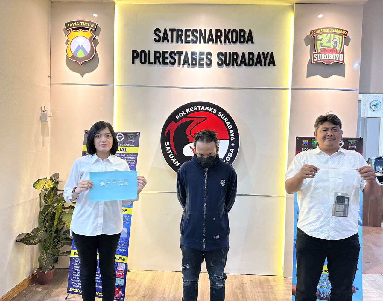 Pelaku peredaran narkoba dan barang bukti yang berhasil diamankan anggota kepolisian. SP/Ariandi.