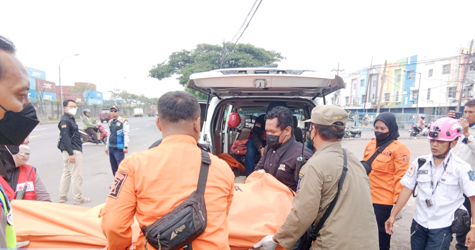 Proses evakuasi jenazah korban kecelakaan oleh petugas. SP/Ariandi.