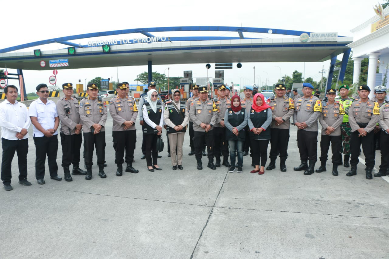 Kapolda Jatim bersama Pejabat Utama Polda Jatim saat melakukan pengecekan Pos Pelayanan di sejumlah daerah, Senin (26/12/2022). SP/Ariandi.