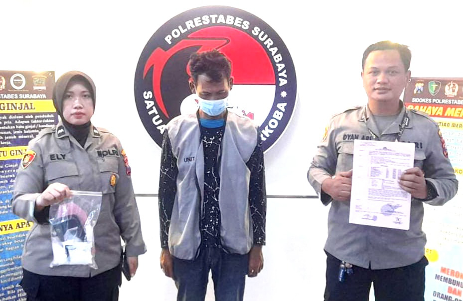 Tersangka peredaran sabu dan barang bukti yang berhasil diamankan aparat kepolisian. SP/Ariandi.