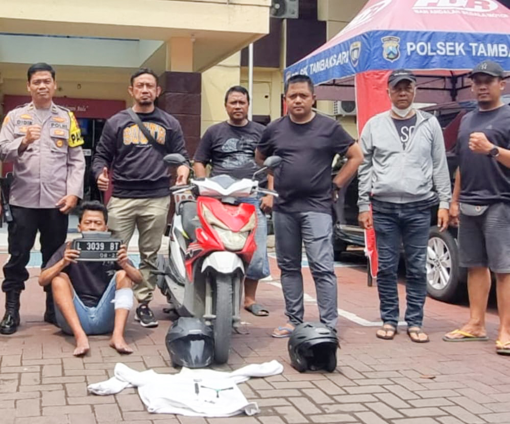 Tersangka kasus curanmor M.I dan barang bukti yang berhasil diamankan anggota Unit Reskrim Polsek Tambaksari. SP/Ariandi.
