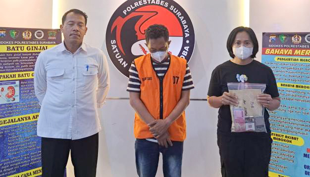 Tersangka dan barang bukti yang berhasil diamankan anggota 
Satresnarkoba Polrestabes Surabaya. SP/Ariandi.