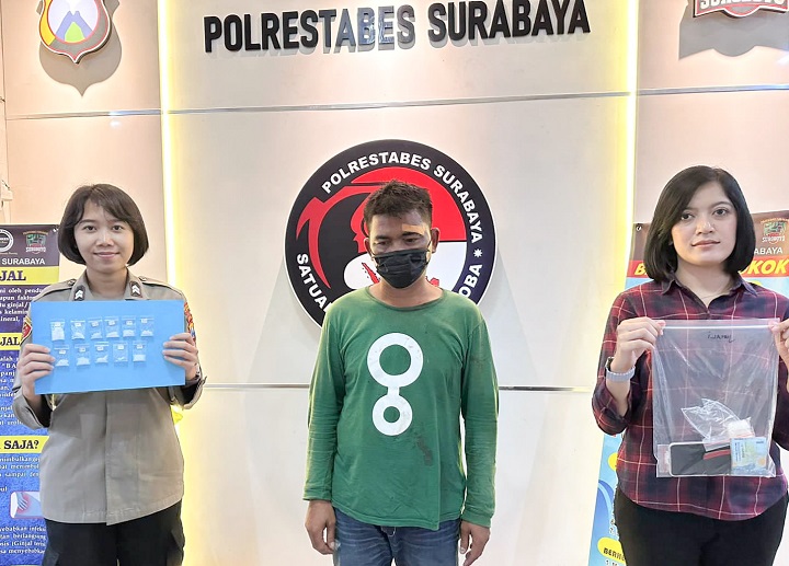 Pelaku saat diamankan polisi. SP/Ariandi