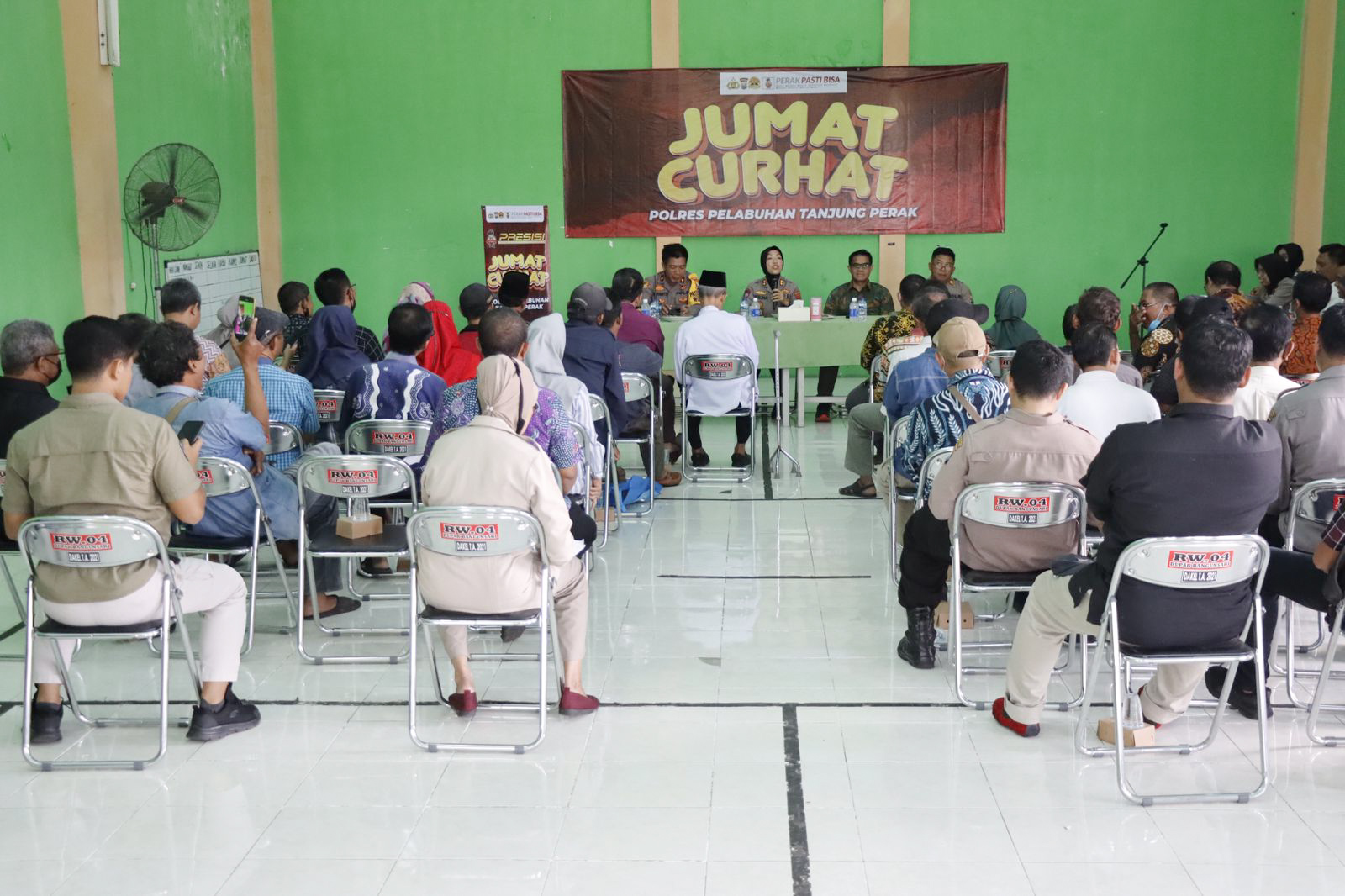 Program Jum'at Curhat di Balai RW 04 Kelurahan Dupak, Kecamatan Krembangan, Kota Surabaya, Jum’at (10/02/2023). SP/Ariandi.